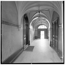 Invändiga entrén till hörnhuset Artillerigatan51/Kommendörsgatan 29