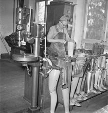 Arbete med proteser på Vanföreanstalten (Norrbackainstitutet) 1951