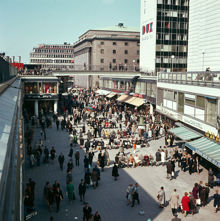 Från andra gångbron över Sergelgatan mot Hötorget