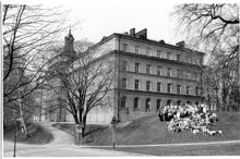 Manilla: Gruppbild utanför Manillaskolan