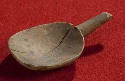 Medeltida träslev, med ett nästan cirkelrunt skedblad och avbruten skaft.