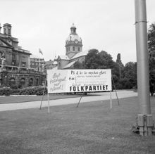 Valpropaganda för folkpartiet inför kommunalvalet 1954.  "Byt trängsel mot trivsel. På 4 år är mycket gjort, t.ex. västra tunnelbanan."