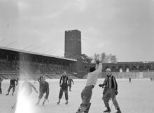 Läroverkselever spelar bandy på Stockholms Stadion