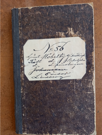 Omslaget till en brun bok med text: No 56 grönt Möbeltyg     Drottningholm Rödt d      Söderhjelm D            Prins Eugen Johansson 5 ändor Lindberg"