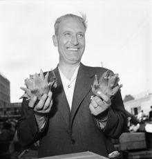 Grönsaksförsäljning på Klaratorget  år 1951