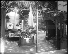 Interiör från turist- och sportutställningens paviljong på 1897 års Allmänna konst- och industriutställning på Djurgården