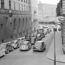 Bilkö på Stallgatan söderut. Slottet i fonden