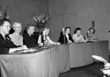 Hötorget 8, Konserthuset. Högerns kvinnoråd har valmöte. Kvällens talare fr. v. Inga Johanson, Lisa Svanberg, Anna Hagström, Elsa Ewerlöf, Elsa Malmroth, Margareta Meurling och Astrid Krokstedt