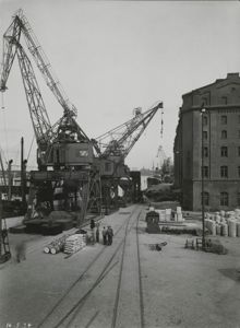 Västra Stadsgårdshamnen: I förgrunden kran nummer 122, byggd 1933