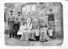 Mjölkerskor och ladugårdsarbetare vid Enskedegård år 1908. Kvinnan längst till höger i främre raden är Lilly Jansson.