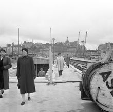 Gamla Stans tunnelbanestation mot Slussen. Allmänheten rör sig i byggområdet på perrongen
