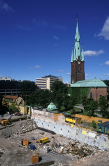 Kv. Svalan. Äldre bebyggelse har rivits. Det avrivna kv. Svalan sett mot Klara kyrkogård. I bakgrunden Klara kyrka