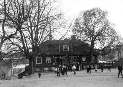 Malmg&#xE5;rd med barn framf&#xF6;r