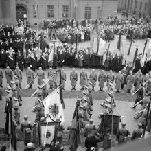 Gustav V:s begravning, 9 nov. 1950. Folksamling vid Slottsbacken
