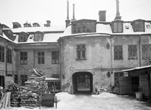 Jakobsbergsgatan 38, gården söderut mot inkörsporten. På gården fanns en vedhandel. Här är nuvarande Sveavägen framdragen