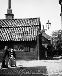 Östra Varvsgatan 1 vid hörnet av Breda Gatan 10. (Östra Varvsgatan t.h. och Breda Gatan t.v.). Två kvinnor står på Breda Gatan
