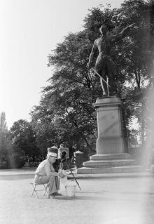 Karl XII:s Torg. Fotograf i Kungsträdgården vid Karl XII:s staty