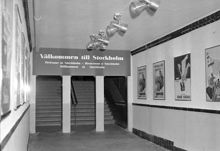 Centralstationen. Passagerartunneln för de söderifrån kommande tågen har rustats upp med ny puts, belysning, reklamaffischer samt en välkomstskylt: ""Välkommen till Stockholm"" på flera språk