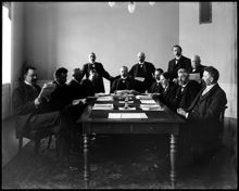 Rumsinteriör med mötesdeltagare