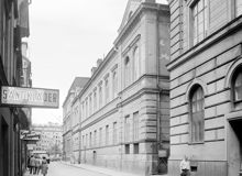 Kv. Beridarebanan. Slöjdgatan från söder. T.h. Nya Elementarskolan och Konstfack. T.v. kv. Adam och Eva