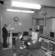 Klara Västra Kyrkogata 3A, TT- Tidningarnas Telegrafbyrå, Teleprinterrummet. Red. Ture Kjell och fröknarna Ekström och Marianne Rahm i arbete