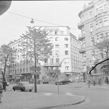 I fonden Birger Jarlsgatan 16 mellan Birger Jarlsgatan t.v. och Grev Turegatan