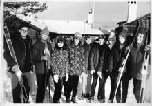 Manilla: Människor med skidor vid Carlborgsons gård