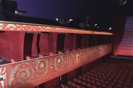 Utsmyckad läktare och en del av parkettplatserna.