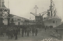 Frihamnen: Invigningen den 10 oktober 1919, magasin 1 och s/s Annie Johnson. Invigningspaviljongen till vänster.