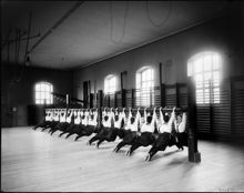 Gymnastiksal med gymnastikuppvisning