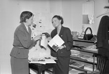 Göta Trägårdh (t.h.), modeillustratör och textildesigner, och Pia Hård af Segerstad i samtal om tygprover och modellskisser