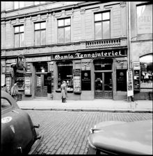 Hamngatan 34. Fasaddel med skylten Gamla Tenngjuteriet