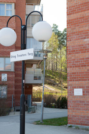 Stieg Trenters litterära skylt vid Stieg Trenters torg.