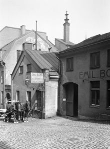Stora Badstugatan 16-18, nuv. Sveavägen 34-36. I nr 16 låg Emil Bolms lager av utländska träslag och fanér