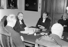 Biskopsvisitation i Tyska S:ta Gertruds församling. T. v. på bilden ses Biskop Björkquist, General A. Douglas och Kyrkoherde G. Werner Schiebe