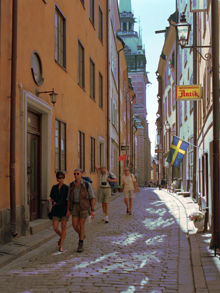 Flanörer på Kindstugatan i Gamla stan