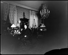 Porträtt av man i rumsinteriör