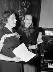 Premiär på författaren Stina Aronsons pjäs, Dockdans. Stina Aronson till vänster