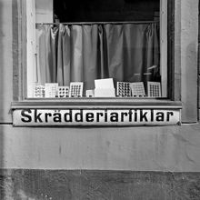 Tyska Brinken 22. AB George Lindström Sybehör och Knappaffär. Skyltfönster med knappar