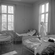 Svea Artilleriregemente. Sjuksal på andra våningen. Patienter ligger i sängar och läser