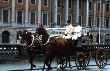 Ekipage från hovstallet  med dubbeldäckad buss i bakgrunden