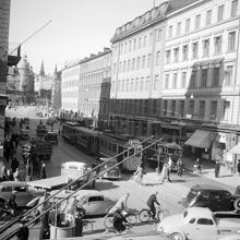 Vasagatan norrut från Kungsgatan. Två poliser står vid en kur i korsningen
