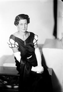 Porträtt av Marie Louise Leuhusen i hovdräkt.