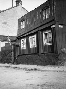 Fjällgatan 44, fasaden mot gatan. T.h. Klippgatan, nu Lilla Erstagatan. Här ligger numera Ersta sjukhus