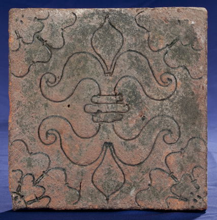 Medeltida glaserat golvtegel dekorerad med fransk lilja.