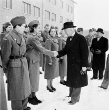Sörentorp, Svea Livgarde. Sjukvårdspersonal från Röda Korset som ska åka till Korea och arbeta på ett svenskt sjukhus. Röda Korsets ordförande, justitieråd Emil Sandström, hälsar på resenärerna