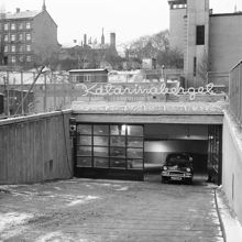 Katarinaberget. Entré till Berggaraget från Björns trädgård. Garaget består av tre plan mellan Katarinavägen och Björns trädgård och är ett atombombsskyddsrum, där 20 000 människor kan få skydd