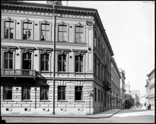 Hörnet av Blasieholmstorg och Arsenalsgatan 7. I fonden Operan