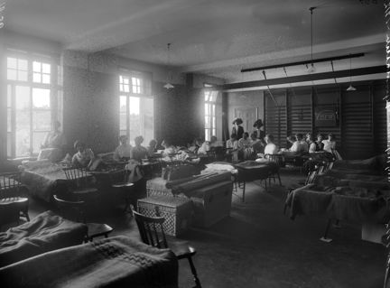 ÖpOlympiska spelen i Stockholm 1912. Kvinnliga gymnaster inkvarterade i logement.pna bilden i lightbox