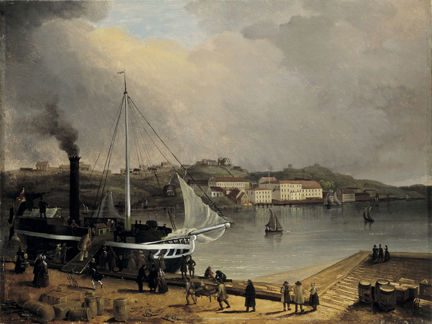 En ångbåt som ligger i hamnen ska till att avgå, människor kliver ombord och skorstenen bolmar. 